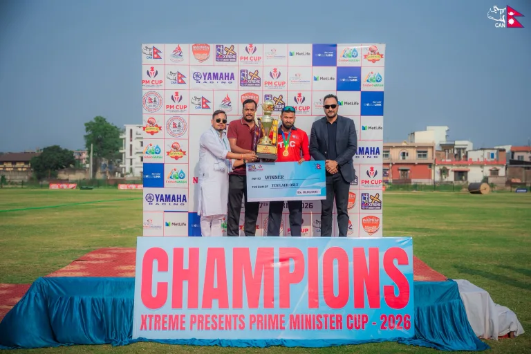 Binod Bhandari receives trophy and winner's cheque from CAN officials. Photo: CAN